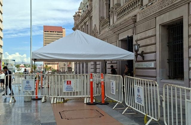 Instalan vallas y carpa en la Presidencia Municipal tras desprendimiento de material en la fachada