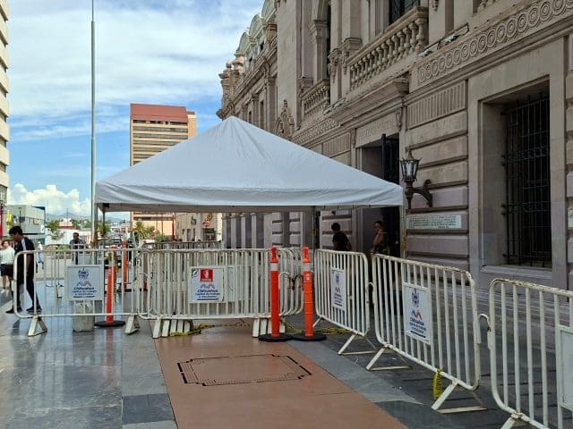 Instalan vallas y carpa en la Presidencia Municipal tras desprendimiento de material en la fachada