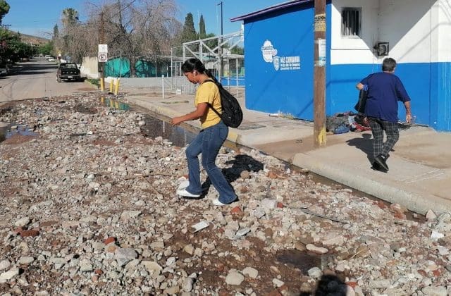 Lluvias dejan calles intransitables al sur de Chihuahua; vecinos piden intervención urgente