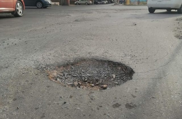 Mega bache pone en riesgo a automovilistas sobre Teófilo Borunda; piden extremar precauciones