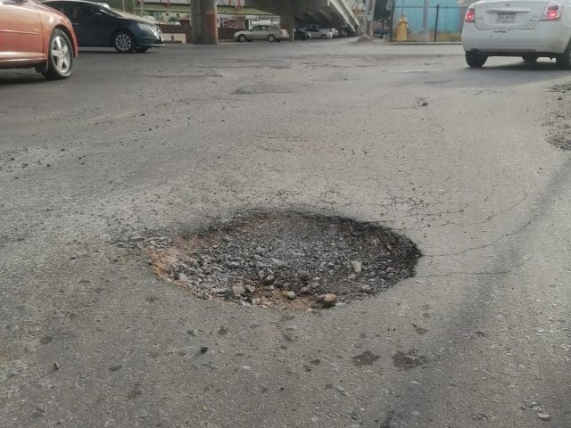 Mega bache pone en riesgo a automovilistas sobre Teófilo Borunda; piden extremar precauciones