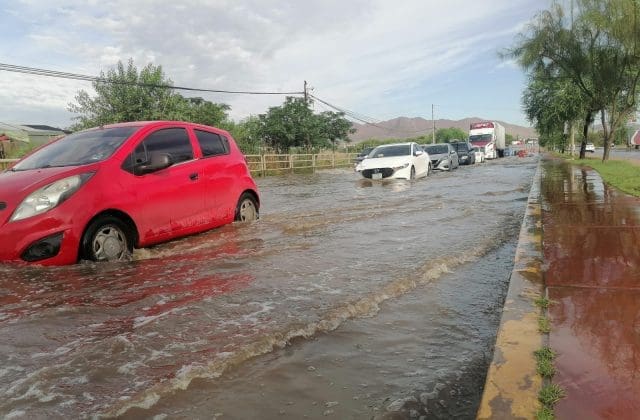 Caos vial por inundación en Fuerza Aérea