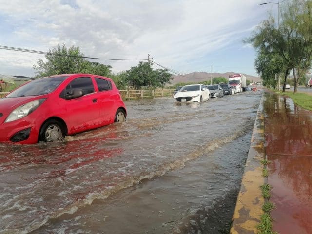 Caos vial por inundación en Fuerza Aérea