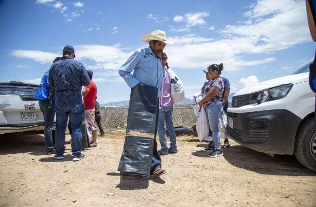 Invitan a familias a aprovechar entrega de hule negro para evitar filtraciones