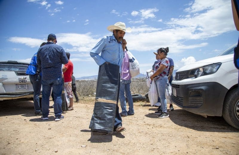 Invitan a familias a aprovechar entrega de hule negro para evitar filtraciones