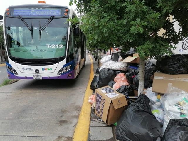 Desborda basura banquetas y carril del Bowí en pleno Centro