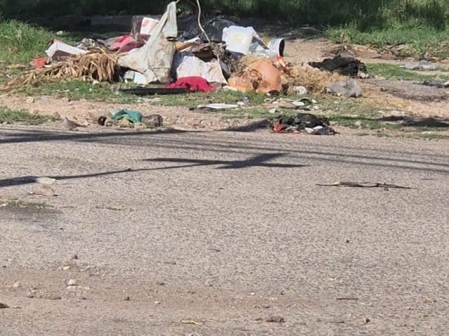 Lluvias dejan basura y escombro acumulados en la colonia Mármol II