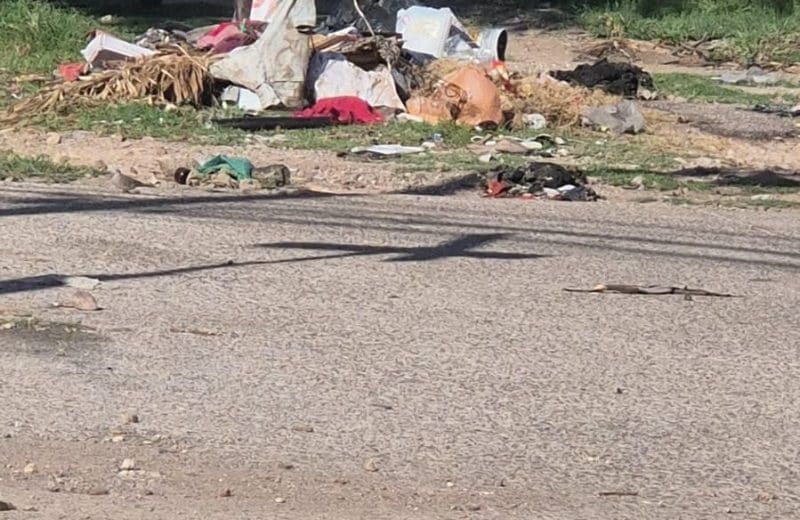 Lluvias dejan basura y escombro acumulados en la colonia Mármol II
