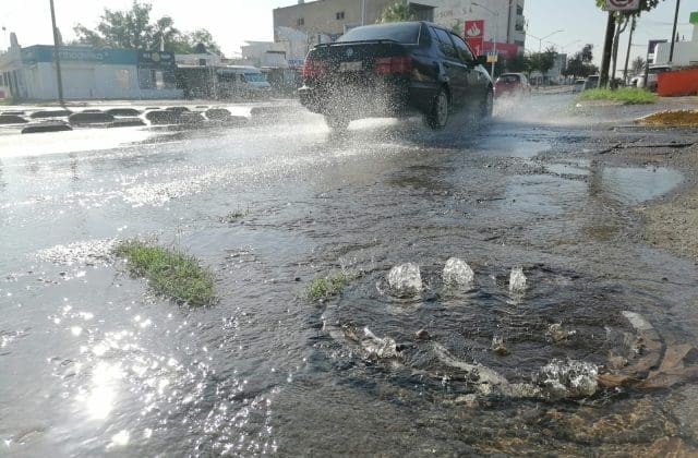 Colapsa drenaje en Universidad y Periodismo; aguas negras invaden la avenida