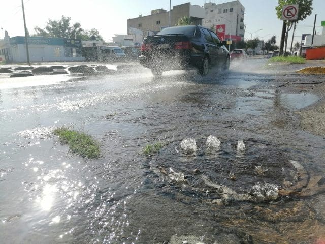 Colapsa drenaje en Universidad y Periodismo; aguas negras invaden la avenida