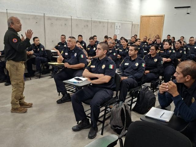 Capacitan a Bomberos de Chihuahua en atención de incendios de vehículos eléctricos e híbridos