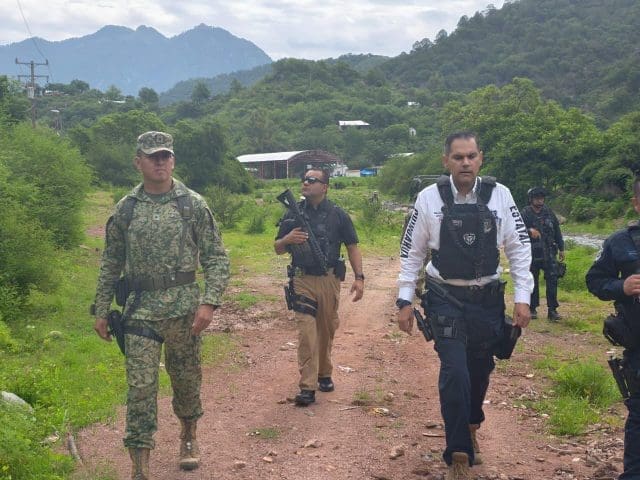 Loya supervisa operativo de seguridad y recorre la comunidad de Cinco Llagas