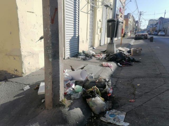 Otra vez, acumulan basura en las calles Victoria y 12