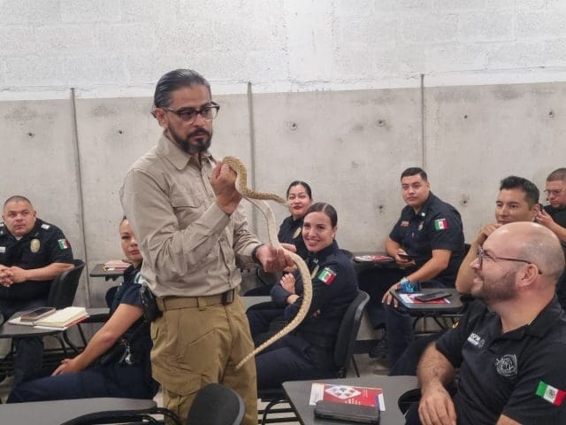 Capacitan a policías y bomberos en atención por mordeduras de serpientes y picaduras de fauna venenosa