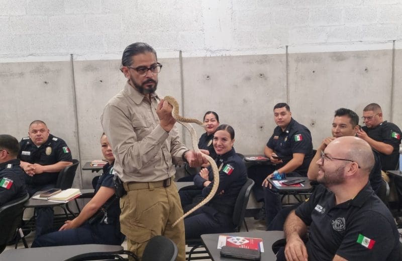 Capacitan a policías y bomberos en atención por mordeduras de serpientes y picaduras de fauna venenosa