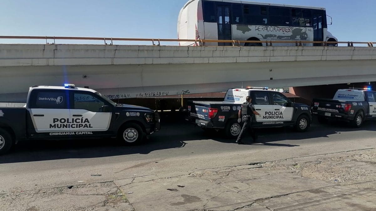 Policía Municipal despliega operativo en bajopuente de Pacheco y Teófilo Borunda