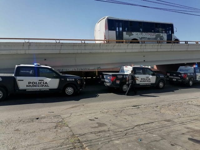 Policía Municipal despliega operativo en bajopuente de Pacheco y Teófilo Borunda