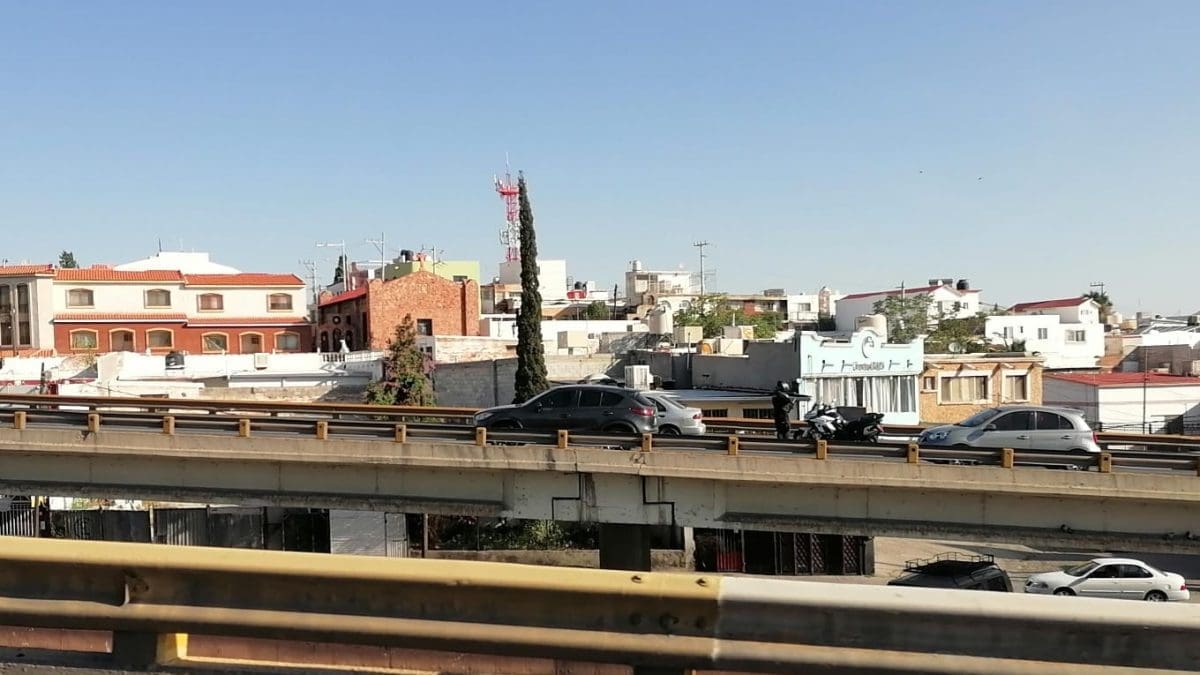Sentra choca contra contención y provoca caos en Teófilo Borunda