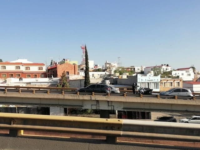 Sentra choca contra contención y provoca caos en Teófilo Borunda