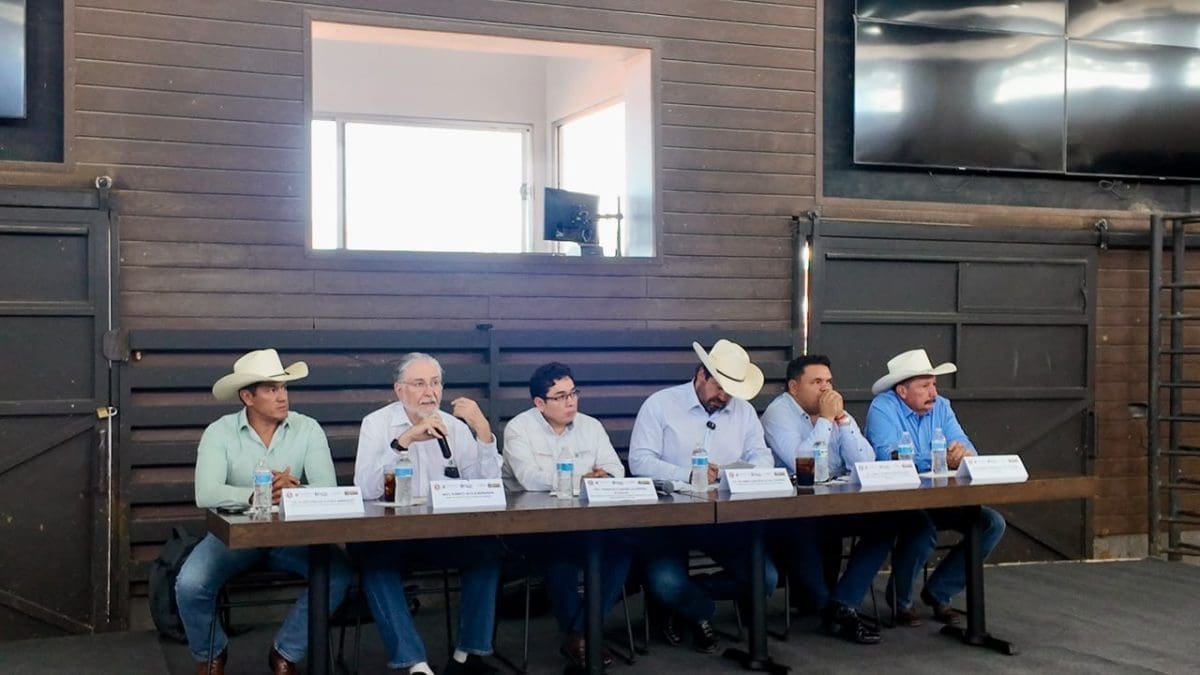 Unión Ganadera recibe envío de moscas estériles en reunión con Senasica