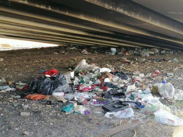 Hay una gran acumulación de basura bajo el puente de Juárez y Lombardo Toledano