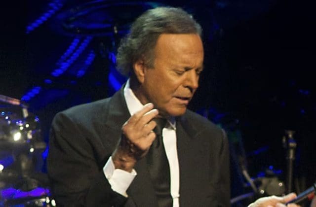 Julio Iglesias demanda a Yolanda Díaz por presunto daño a su honor