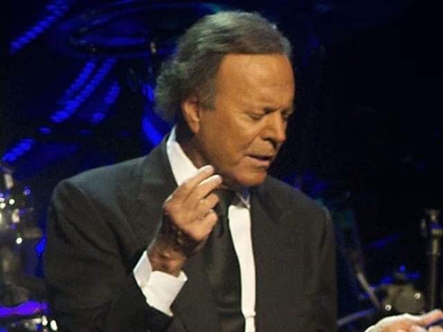 Julio Iglesias demanda a Yolanda Díaz por presunto daño a su honor